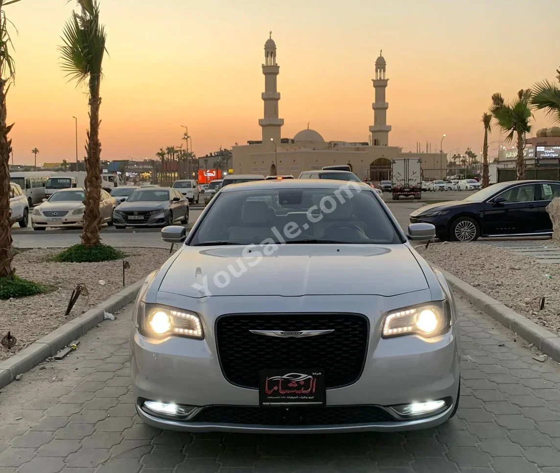 كرايسلر 200C 2021 اتوماتيك 94,000 كم 6 سلندر دفع خلفي سيدان فضي