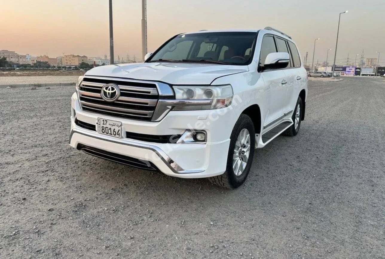 Toyota  Land Cruiser  GXR  2018  Automatic  197,000 Km  8 Cylinder  4WD  SUV  White