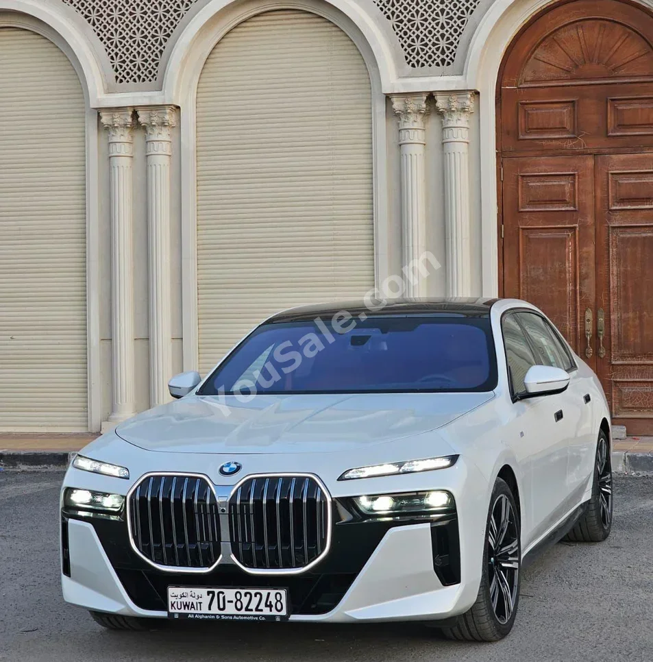 بي ام دبليو 730Li 8 سلندر سيدان أبيض 2025