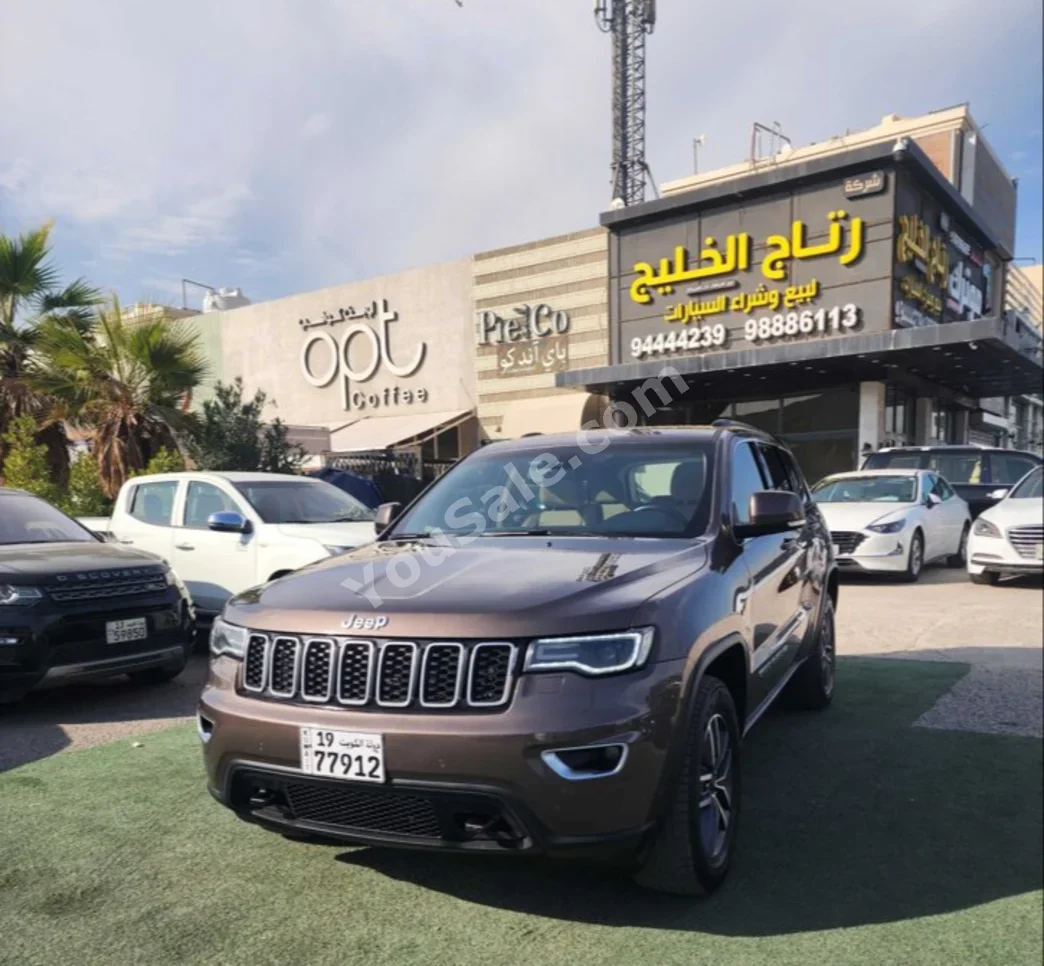 جييب جراند شيروكي لاريدو 2021 اتوماتيك 136,000 كم 6 سلندر دفع خلفي اس يو في برونزي