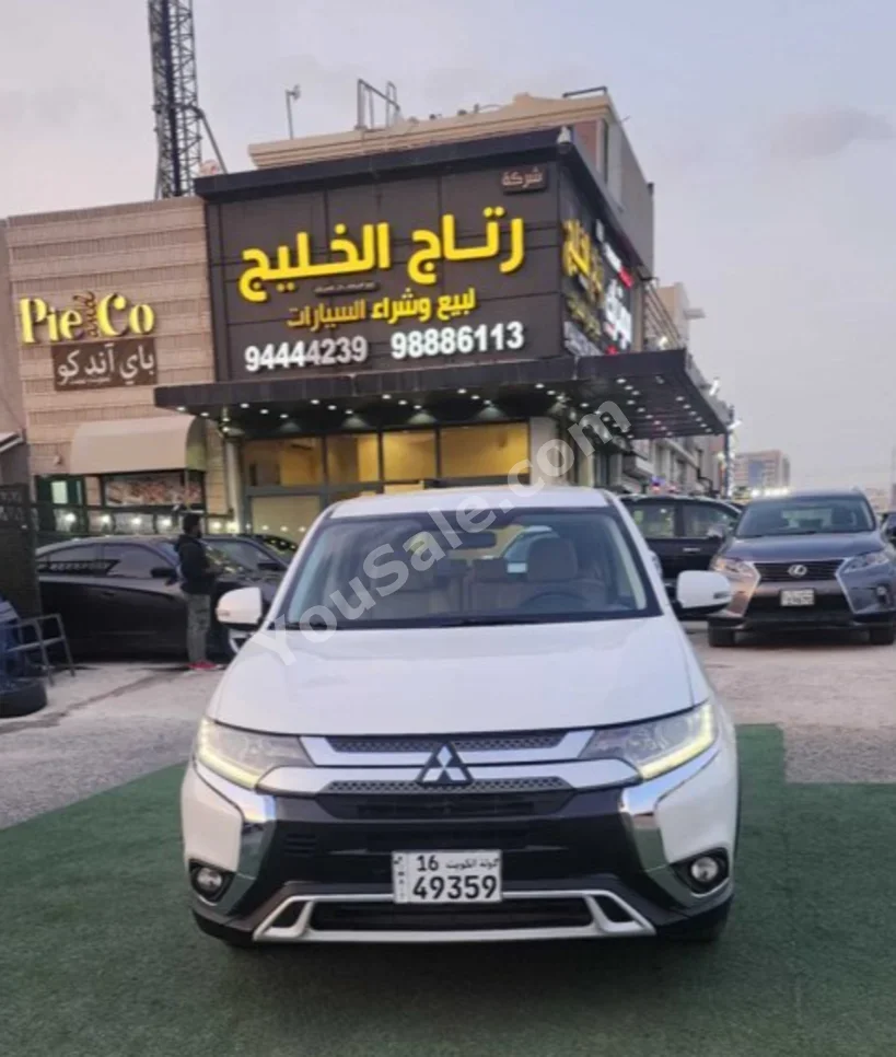 متسوبيشي أوت لاندر 2019 اتوماتيك 154,000 كم 4 سلندر دفع رباعي اس يو في أبيض لؤلؤي
