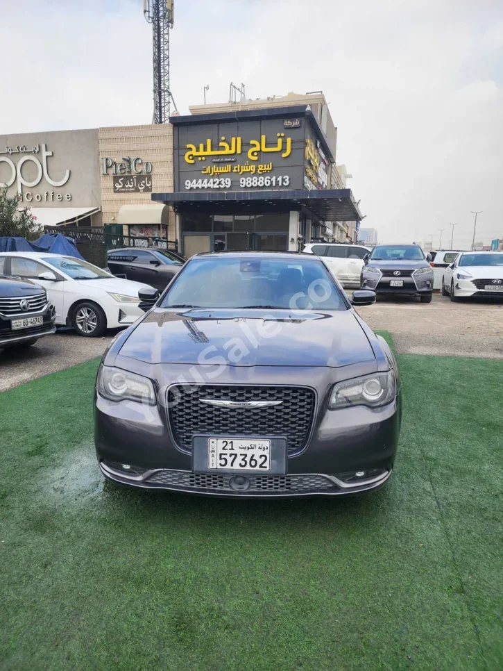 كرايسلر 300C 2022 اتوماتيك 134,000 كم 6 سلندر دفع خلفي سيدان رمادي