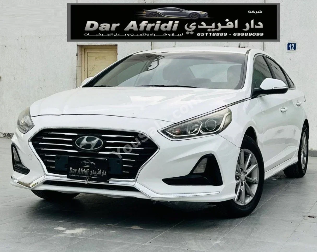 هيونداي سوناتا 2019 اتوماتيك 215,000 كم 4 سلندر دفع أمامي سيدان أبيض
