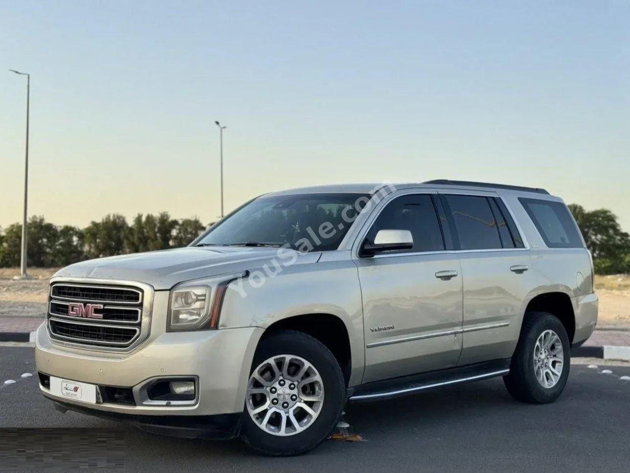 GMC Yukon 2017 Automatic 280,000 Km 8 Cylinder 4WD SUV Gold
