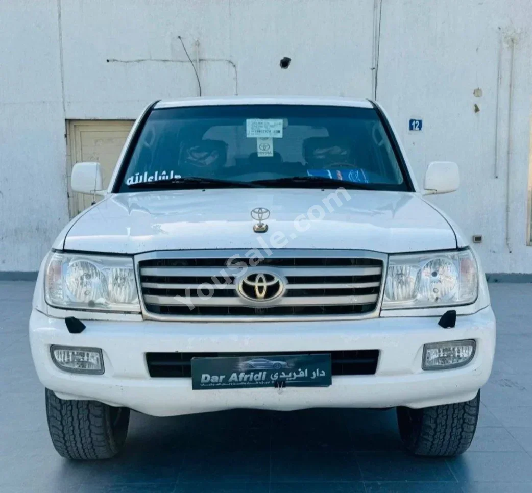 Toyota  Land Cruiser  GXR  2005  Automatic  700,000 Km  8 Cylinder  4WD  SUV  White