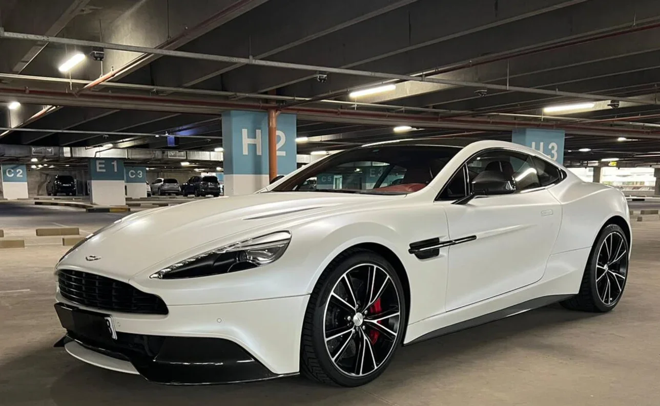 Aston Martin  Vanquish  2014  Automatic  56,000 Km  12 Cylinder  RWD  Coupe / Sport  White