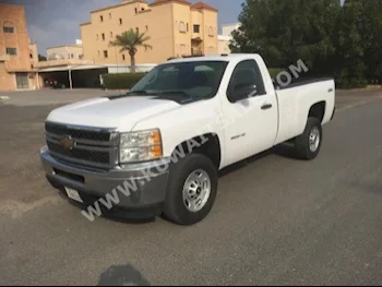 شفروليه  2500 اتش دي  سلفرادو  2011  70,000  بيكب  اتوماتك  8  مخمل  دفع رباعي  أبيض  بنزين
