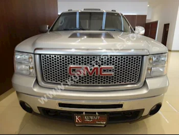 GMC  Sierra  2011  131,000  Pick Up  Automatic  8  Cloth  RWD  Silver  Gasoline