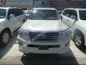 تويوتا  جي اكس ار  لاند كروزر  2014  73,000  اس يو في  اتوماتك  8  مخمل  دفع رباعي  أبيض  بنزين