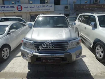تويوتا  جي اكس ار  لاند كروزر  2013  82,000  اس يو في  اتوماتك  8  جلد  دفع رباعي  فضي  بنزين