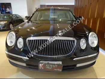 كيا  اوبيروس  2010  124,000  سيدان  اتوماتك  6  مخمل  دفع خلفي  أحمر غامق  بنزين