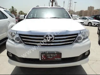 Toyota  SR5  Fortuner  2013  25,000  Sedan  Automatic  6  Cloth  4WD  White  Gasoline