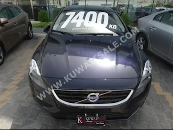 فولفو  في 40  2016  0  هاتشباك  اتوماتك  4  جلد  دفع أمامي  أسود  بنزين