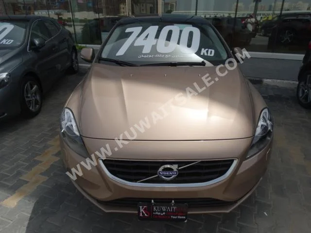 فولفو  في 40  2016  0  هاتشباك  اتوماتك  4  جلد  دفع أمامي  ذهبي  بنزين