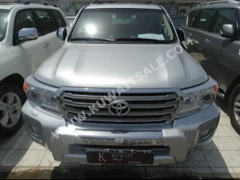 تويوتا  في اكس ار  لاند كروزر  2014  110,000  اس يو في  اتوماتك  8  جلد  دفع رباعي  فضي  بنزين