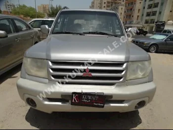 Mitsubishi  Pajero  2004  190,000  SUV  Automatic  4  Cloth  RWD  Gray  Gasoline