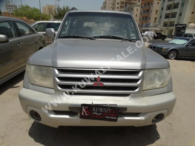 Mitsubishi  Pajero  2004  190,000  SUV  Automatic  4  Cloth  RWD  Gray  Gasoline