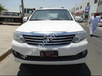 تويوتا  اس ار 5  فورشنر  2012  150,000  اس يو في  اتوماتك  6  مخمل  دفع رباعي  أبيض  بنزين