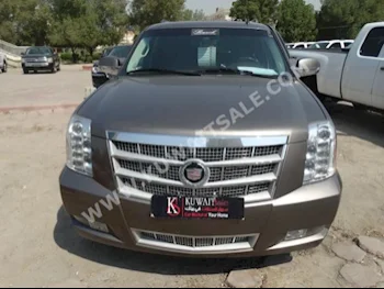 كاديلاك  اسكيليد  2012  135,000  اس يو في  اتوماتك  8  جلد  دفع رباعي  برونزي  بنزين