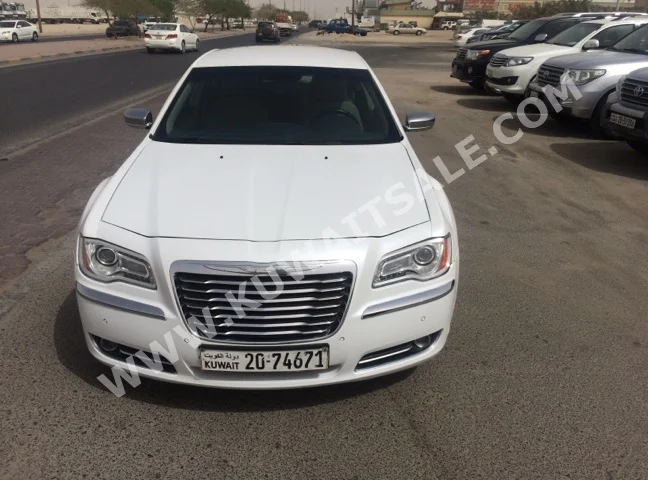 كرايسلر  300C  2013  100,000  اس يو في  اتوماتك  8  مخمل  دفع خلفي  أبيض لؤلؤي  بنزين