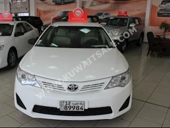 تويوتا  جي ال  كامري  2015  37,000  سيدان  اتوماتك  4  مخمل  دفع أمامي  أبيض  بنزين