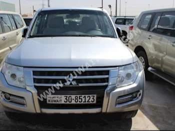 متسوبيشي  جي ال اس  باجيرو  2015  21,000  اس يو في  اتوماتك  6  مخمل  دفع رباعي  فضي  بنزين