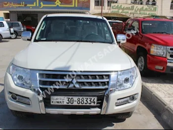 متسوبيشي  جي ال اس  باجيرو  2015  45,000  اس يو في  اتوماتك  6  مخمل  دفع رباعي  أبيض  بنزين