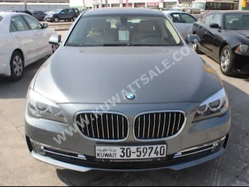 بي ام دبليو  730 Li  الفئة - السابعة  2015  32,000  سيدان  اتوماتك  6  جلد  دفع خلفي  فضي  بنزين