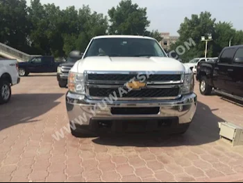 شفروليه  2500 اتش دي  سلفرادو  2013  140,000  بيكب  اتوماتك  8  مخمل  دفع خلفي  أبيض  بنزين