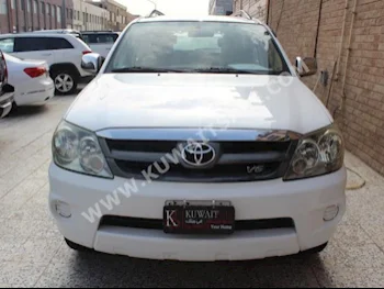Toyota  SR5  Fortuner  2004  135,000  SUV  Automatic  6  Cloth  4WD  White  Gasoline