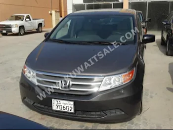 هوندا  أوديسي  2012  87,000  فان \ باص  اتوماتك  6  مخمل  دفع أمامي  رمادي  بنزين
