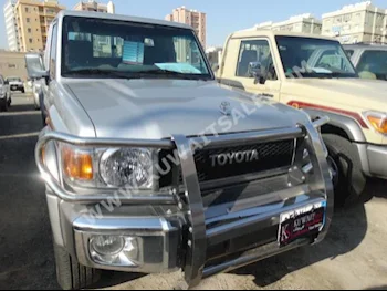 تويوتا  ال اكس  لاند كروزر  2013  114,000  بيكب  عادي  6  مخمل  دفع رباعي  فضي  بنزين