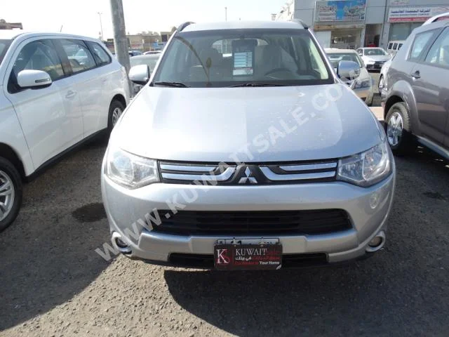 Mitsubishi  Outlander  2014  50,000  SUV  Automatic  4  Cloth  4WD  Silver  Gasoline