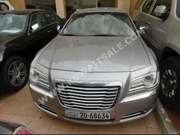 كرايسلر  300  2013  82,000  سيدان  اتوماتك  8  مخمل  دفع خلفي  فضي  بنزين