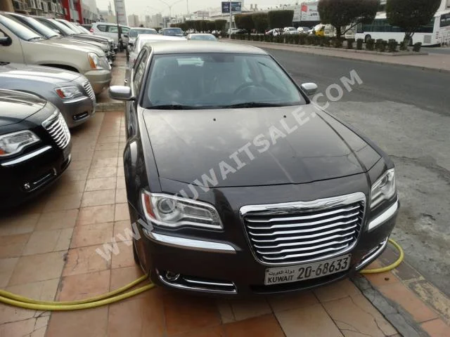 كرايسلر  300  2013  95,000  سيدان  اتوماتك  8  مخمل  دفع خلفي  رمادي  بنزين