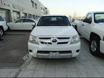 تويوتا  هاي لوكس  2007  200,000  بيكب  عادي  4  مخمل  دفع خلفي  أبيض  بنزين