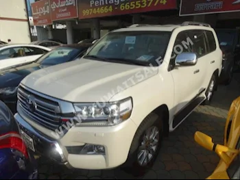 Toyota  GXR  Land Cruiser  2016  9,000  SUV  Automatic  8  Cloth  4WD  White  Gasoline