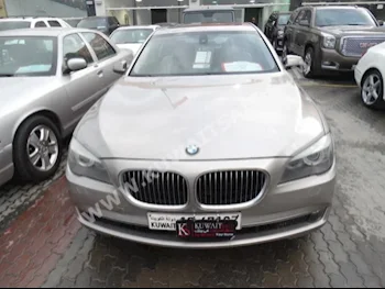 بي ام دبليو  730 Li  الفئة - السابعة  2012  150,000  سيدان  اتوماتك  6  جلد  دفع خلفي  ذهبي  بنزين