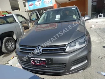 Volkswagen  Touareg  2015  97,000  SUV  Automatic  6  Cloth  RWD  Gray  Gasoline
